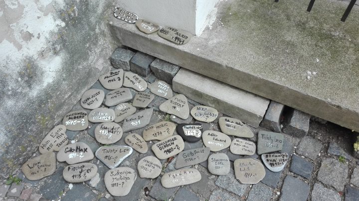 V Synagoze žáci vytvářeli Kameny zmizelých