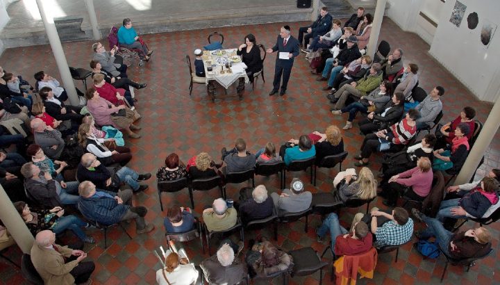 Fotoreportáž ze sederové večeře v synagoze