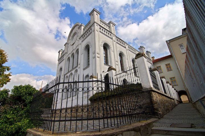 U synagogy se bude stavět suka