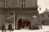 Co možná nevíte o Hranicích / fotogalerie / Pranýřovací kámen na Pernštejnském náměstí, tehdy Kramářově náměstí v roce 1926, foto: sbírky hranického muzea