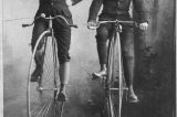 Z muzejních sbírek: Nebezpečně vysoké kolo / fotogalerie / Ateliérová fotografie dvou cyklistů. Kouřící cyklista je Ferdinand von Wichera, foto: ze sbírek hranického muzea