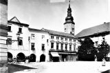 Znáte všechna Hranická náměstí? / fotogalerie / Pernštějnské náměstí v roce 1900 s pekárnou u Schlesingerů, foto: sbírky hranického muzea