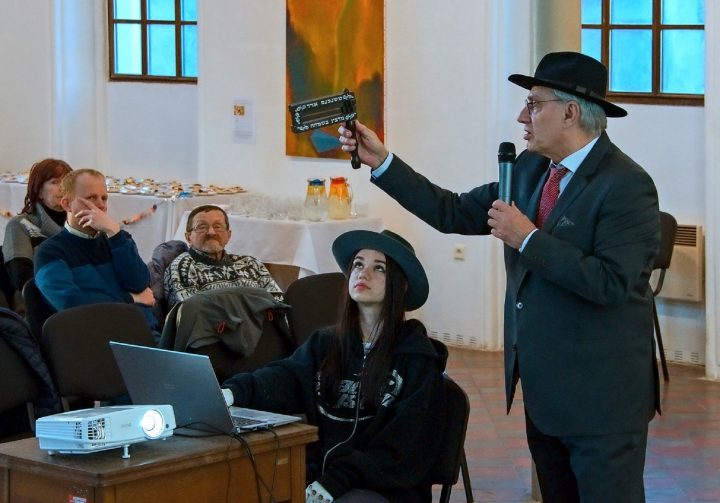Fotoreportáž: Přednáška o svátku Purim v synagoze