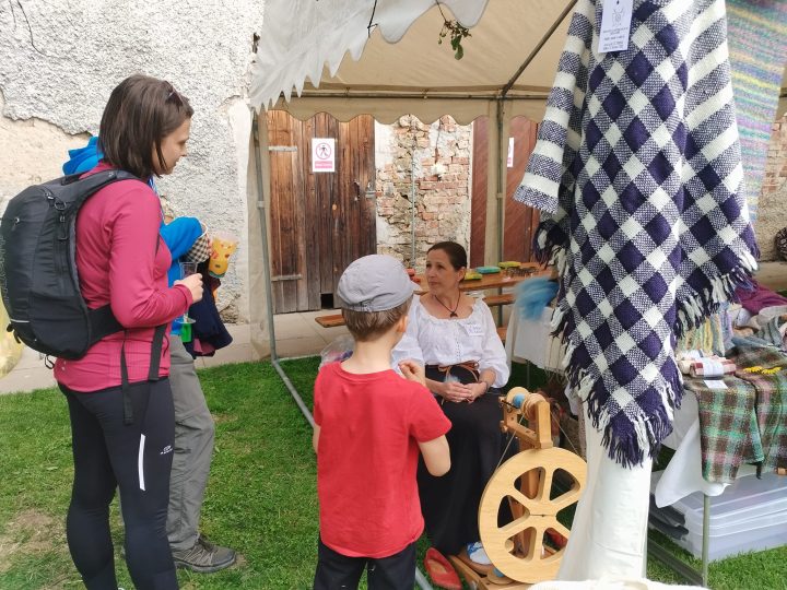 Vernisáž doplnilo předení na kolovratu a zabijačkové pohoštění