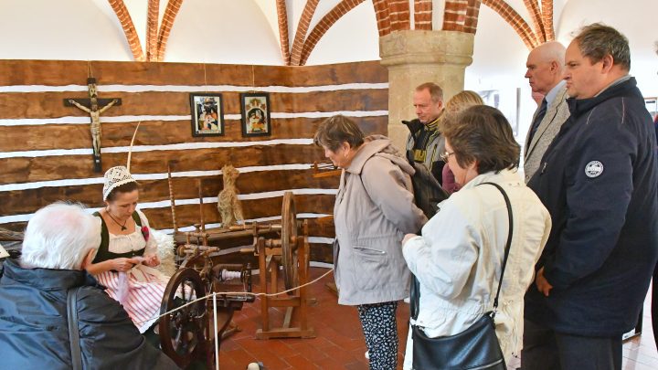 Fotoreportáž z vernisáže Za zimních večerů v chalupách