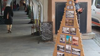 Dřevěné vánoční stromečky opět vyzdobí podloubí